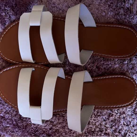 Women’s White Flat Sandals NWOT - Picture 3 of 7